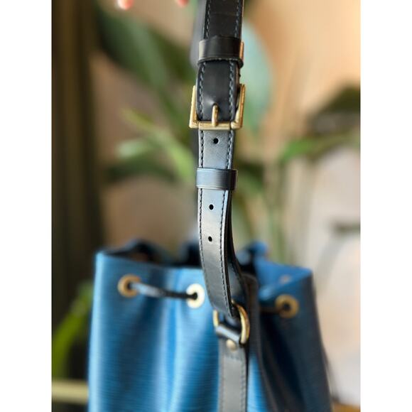 LOUIS VUITTON Blue Epi Bucket MM - Picture 9 of 16